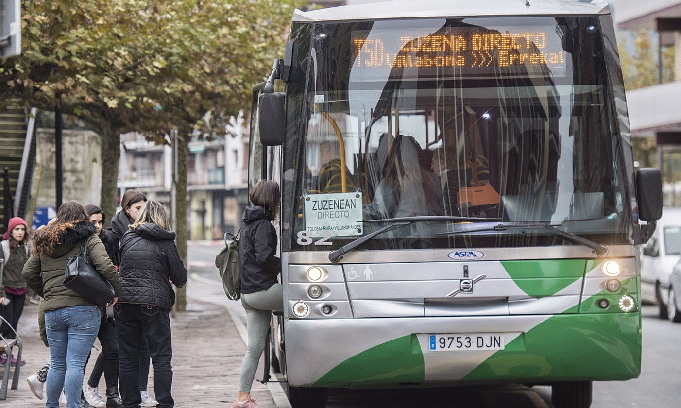 Lurraldebuseko autobus bat, Tolosan. GORKA RUBIO / FOKU.