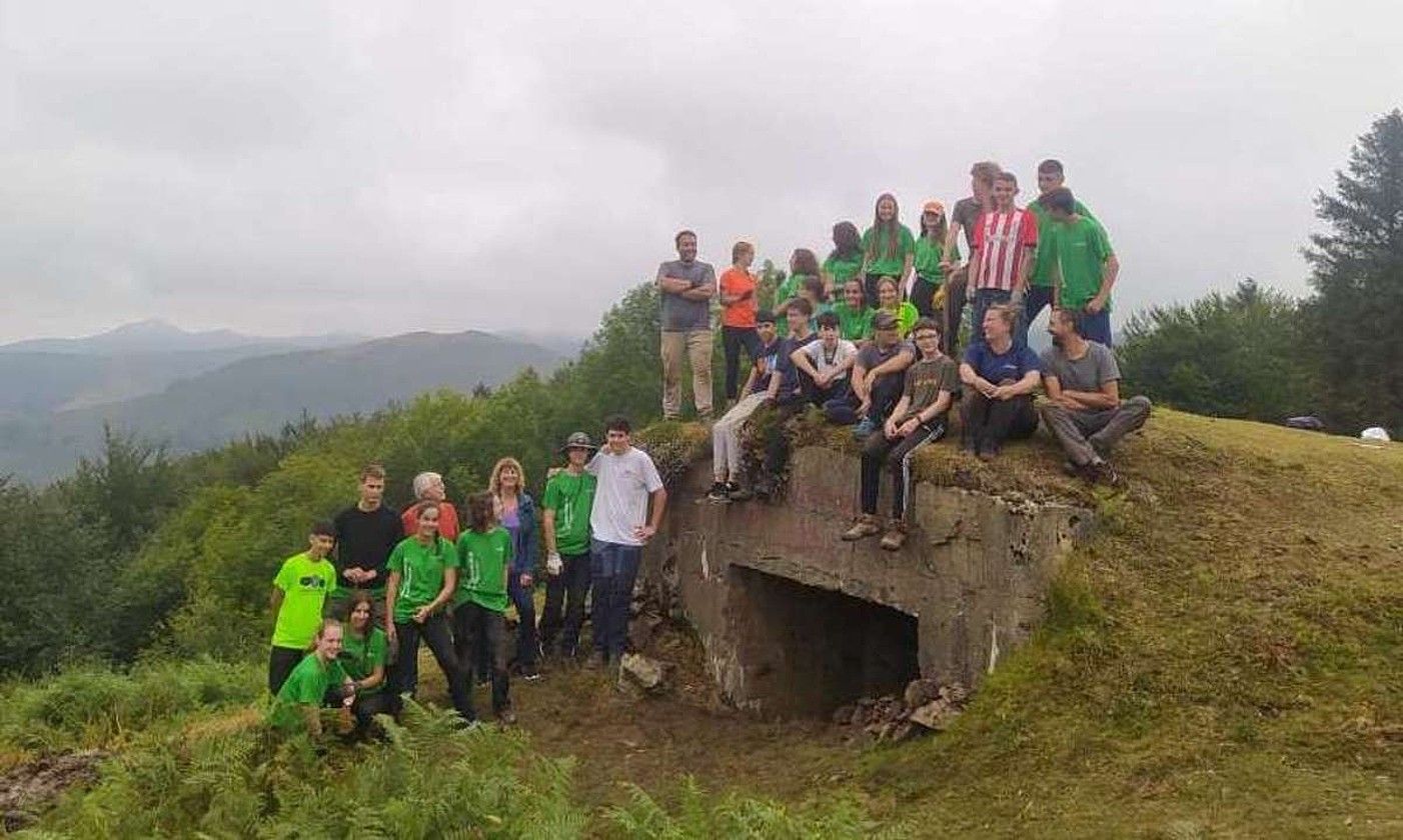 Bunker barrenetik balde batean lokatza ateratzen, atzo. NAFARROAKO GOBERNUA.