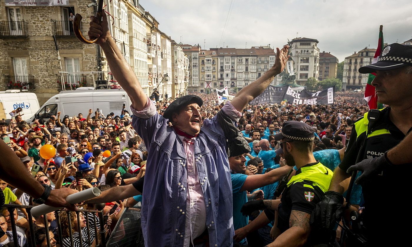 Ziztu bizian zeharkatu zuen Andre Maria Zuriaren plaza Zeledonek. JAIZKI FONTANEDA / FOKU.