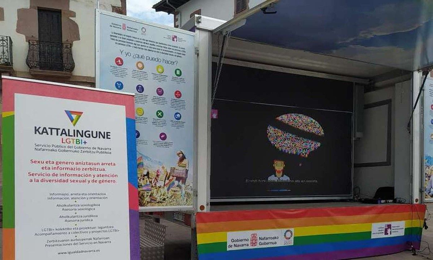 Autobusa Iruritako plazan (Baztan, Nafarroa). ISABEL JAURENA. Autobusa Iruritako plazan (Baztan, Nafarroa). ISABEL JAURENA.
