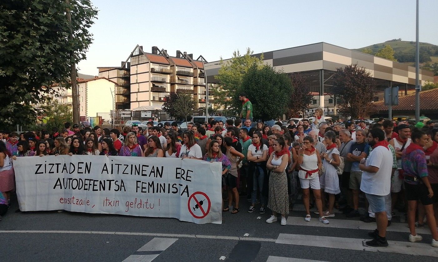 Ziztadak salatzeko elkarretaratzea, atzo, Beran. BERRIA.