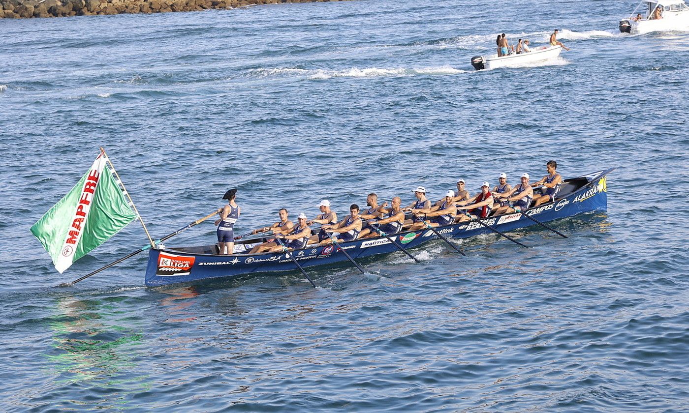 Urdaibaiko trainerua eta eskifaia atzo Hondarribian, irabazi berri zuten banderarekin. MAIALEN ANDRES / FOKU.