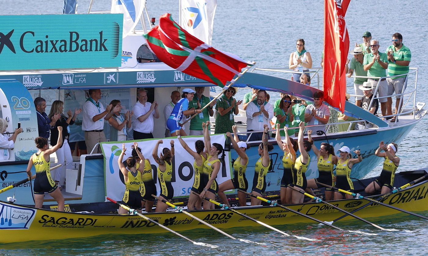 Orio bandera jasotzen, atzo, Hondarribian. MAIALEN ANDRES / FOKU.