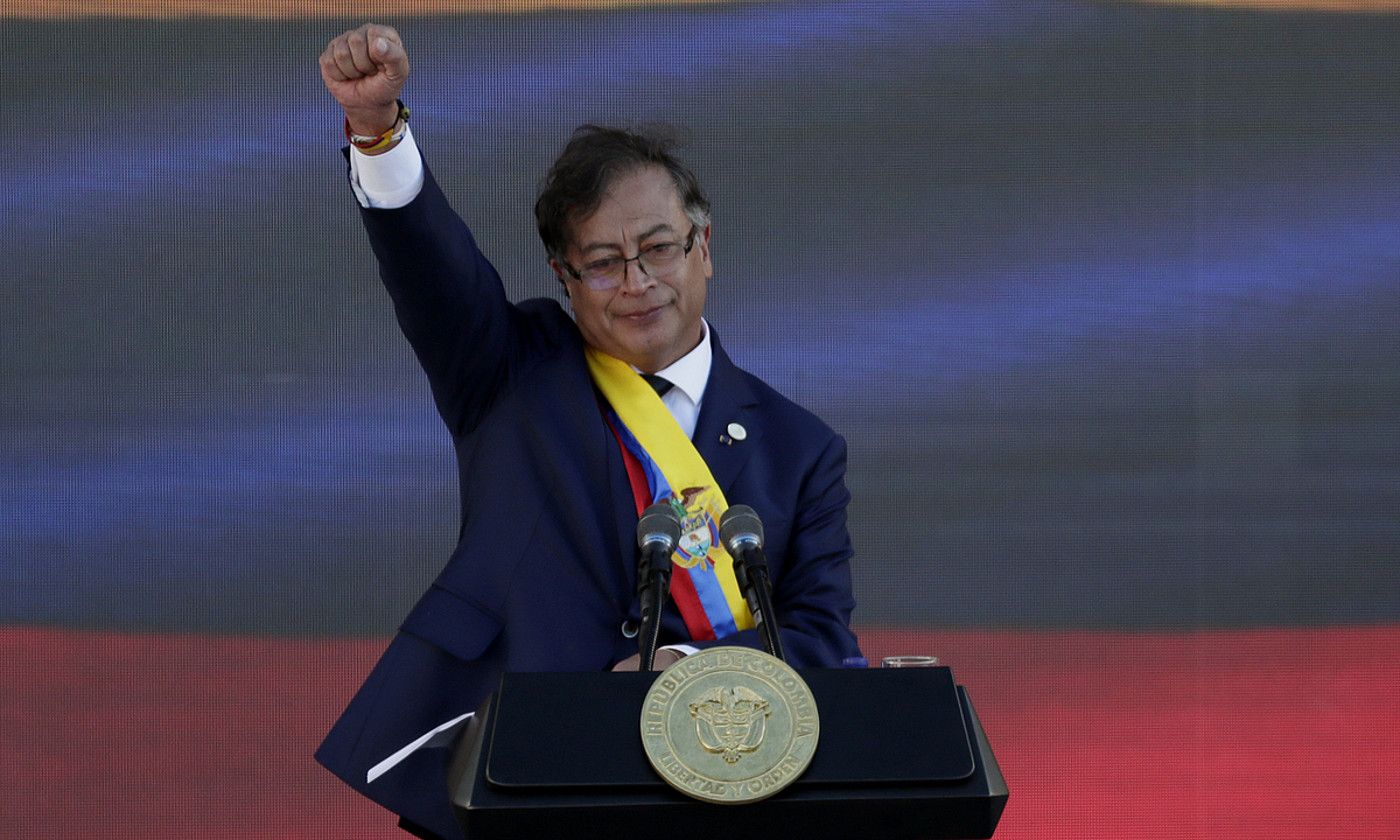 Gustavo Petro Kolonbiako presidentea, igandean, karguaren zina egin ondoren. CARLOS ORTEGA / EFE. Gustavo Petro Kolonbiako presidentea, igandean, karguaren zina egin ondoren. CARLOS ORTEGA / EFE.