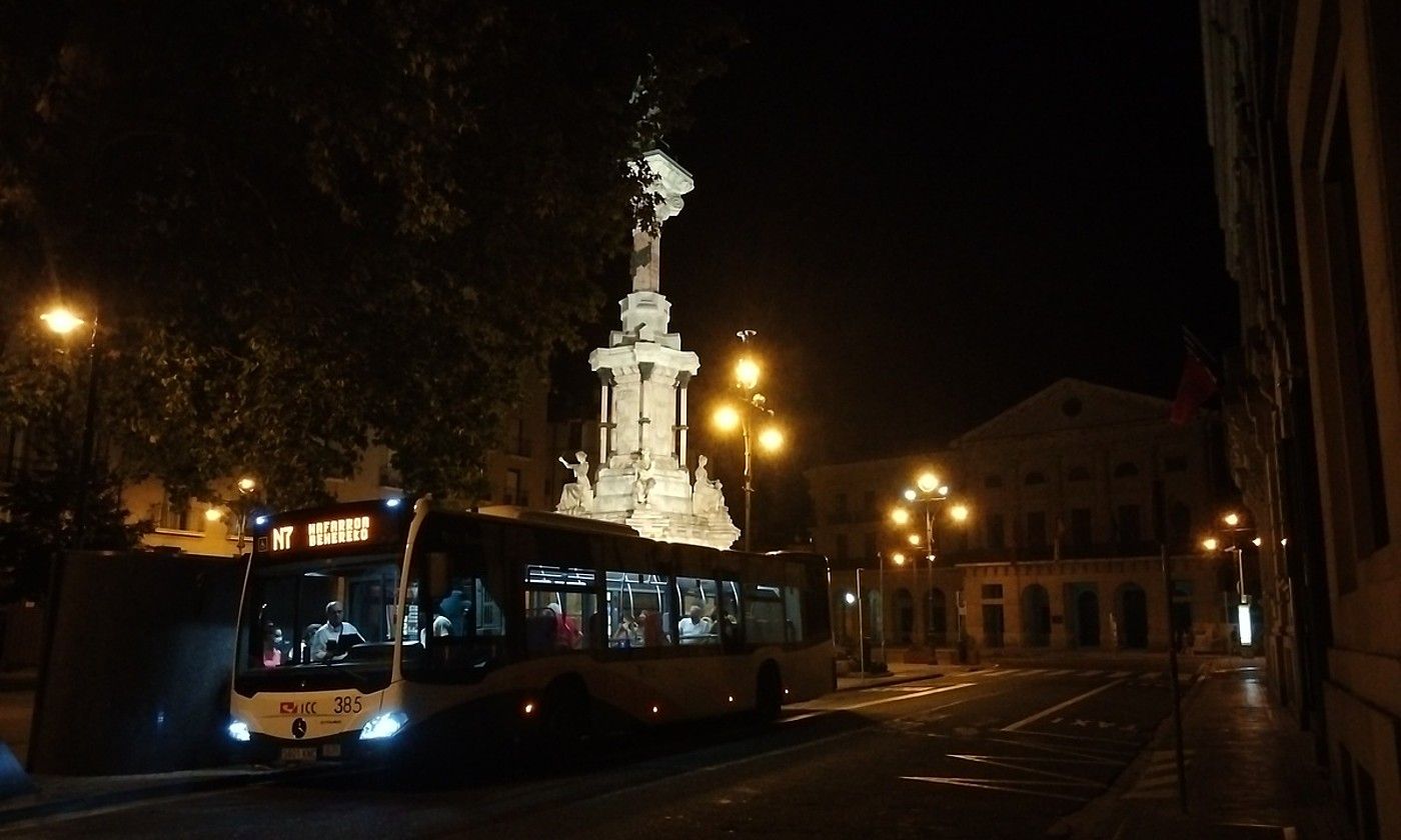 Iruñean, atzo, Bigarren Zabalguneko denda bat, irekita. IÑIGO URIZ / FOKU.