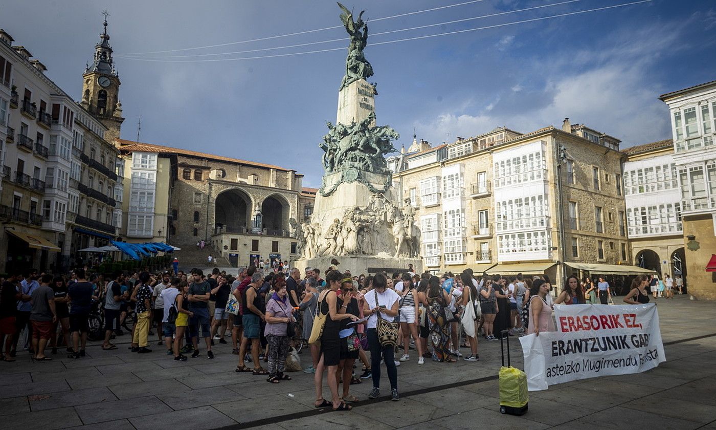 Mugimendu feministak antolatutako elkarretaratzea, atzo arratsaldean. JAIZKI FONTANEDA / FOKU.