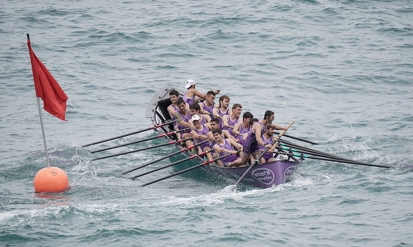 Hibaikako Madalen trainerua Zumaiako estropadan, popare betean, ETE ligako hirugarren jardunaldian. ENDIKA PORTILLO / FOKU. Hibaikako Madalen trainerua Zumaiako estropadan, popare betean, ETE ligako hirugarren jardunaldian. ENDIKA PORTILLO / FOKU.