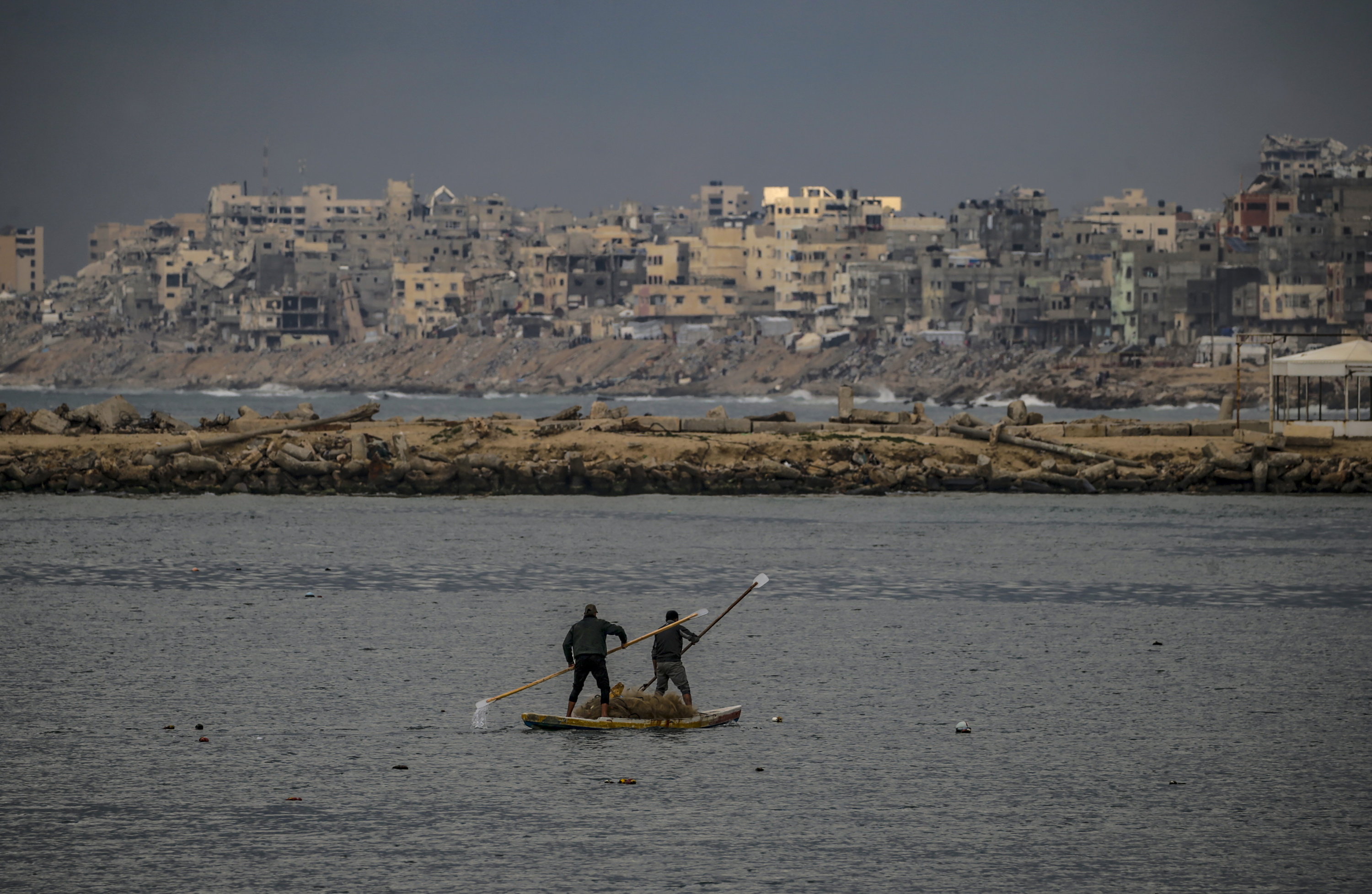 Bi palestinar arrantzan herenegun, Gaza hiriko kostaldean. MOHAMMED SABER / EFE