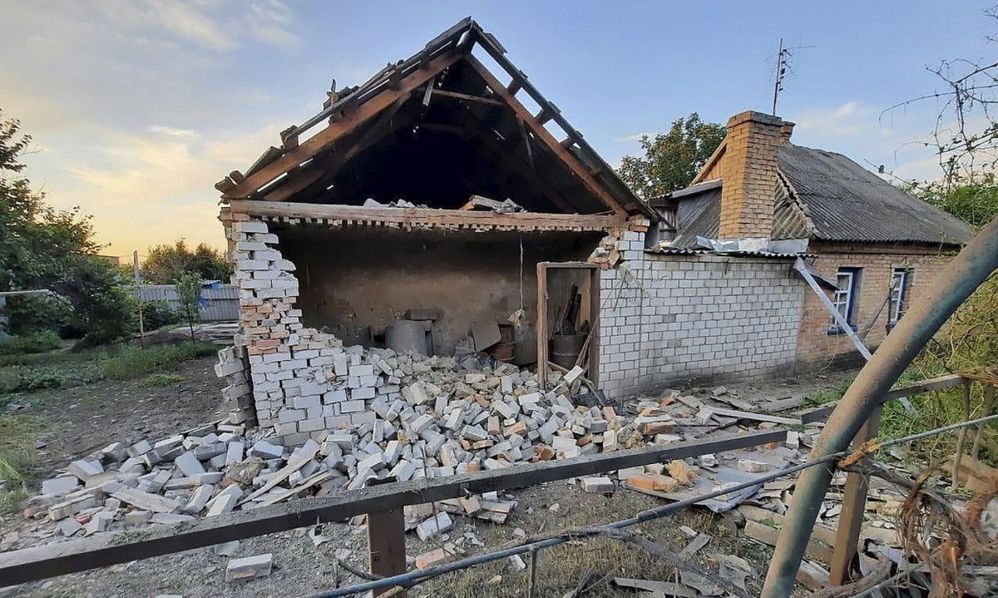 Dnipropetrovsk eskualdeko Marhanets hirian eraikin baten irudia, herenegungo bonbardaketaren ondoren. EFE.