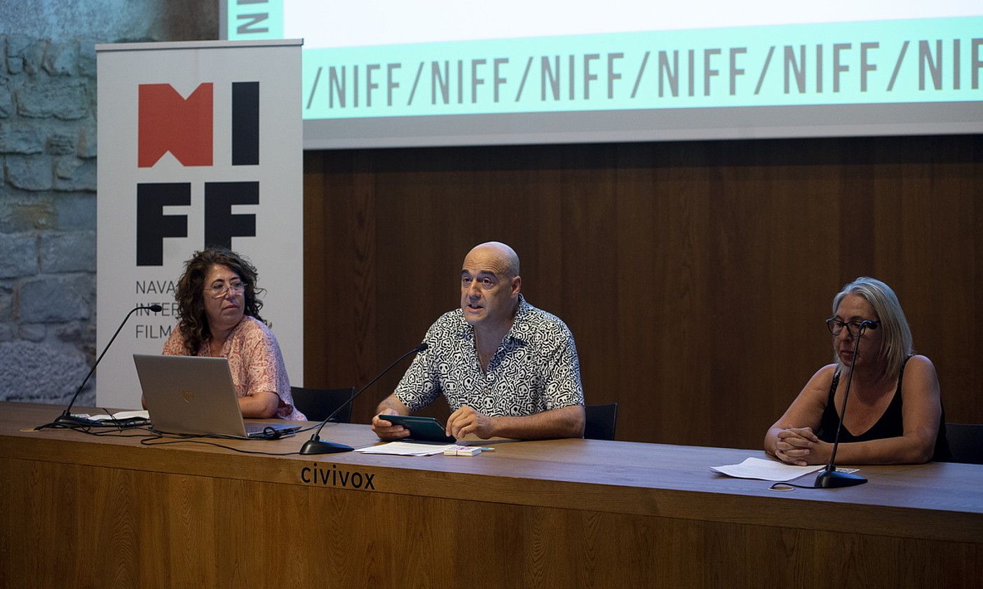 Carmen Alba, Joaquin Calderon eta Paz Fernandez, atzo, Iruñean. IÑIGO URIZ / FOKU. Carmen Alba, Joaquin Calderon eta Paz Fernandez, atzo, Iruñean. IÑIGO URIZ / FOKU.