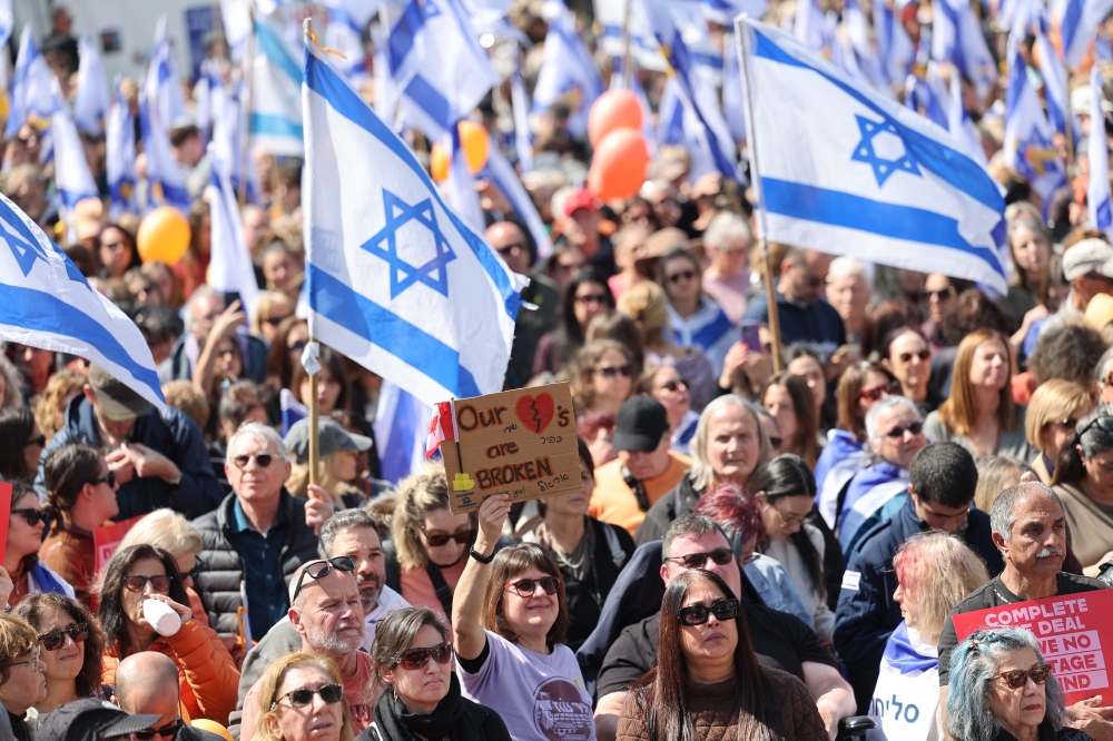Milaka israeldar tel Aviveko kaleetara irten dira gaur, Hamasek bahitutako bi haur eta haien amaren hileta jarraitzera. ABIR SULTAN / EFE