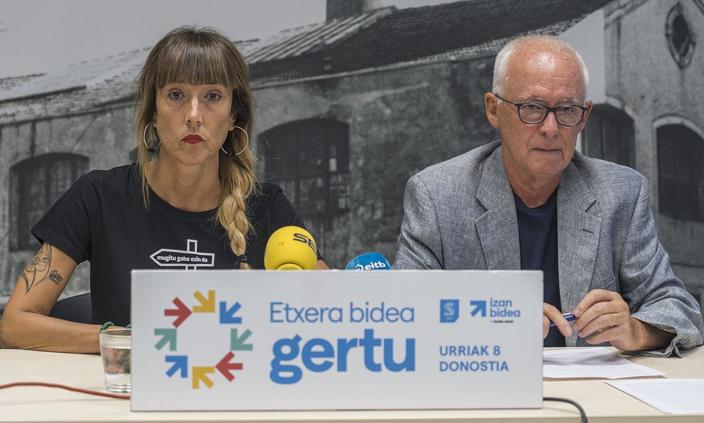 Bego Atxa eta Joseba Azkarraga, atzoko prentsaurrekoan. ANDONI CANELLADA / FOKU. Bego Atxa eta Joseba Azkarraga, atzoko prentsaurrekoan. ANDONI CANELLADA / FOKU.