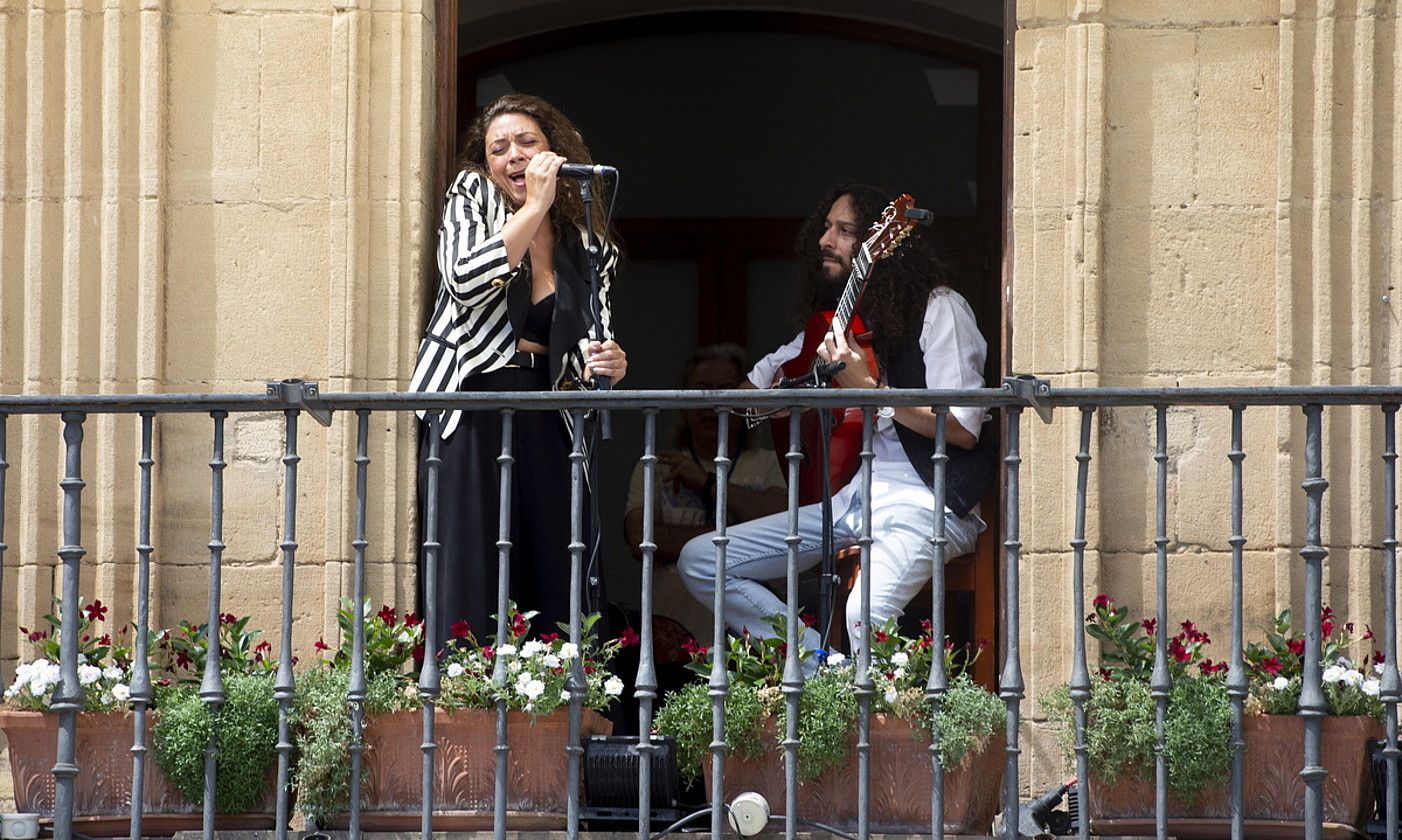 Sandra Carrasco abeslaria eta Joni Jimenez gitarra jotzailea, atzo, Vianako udaletxeko balkoian jotzen. IÑIGO URIZ / FOKU.