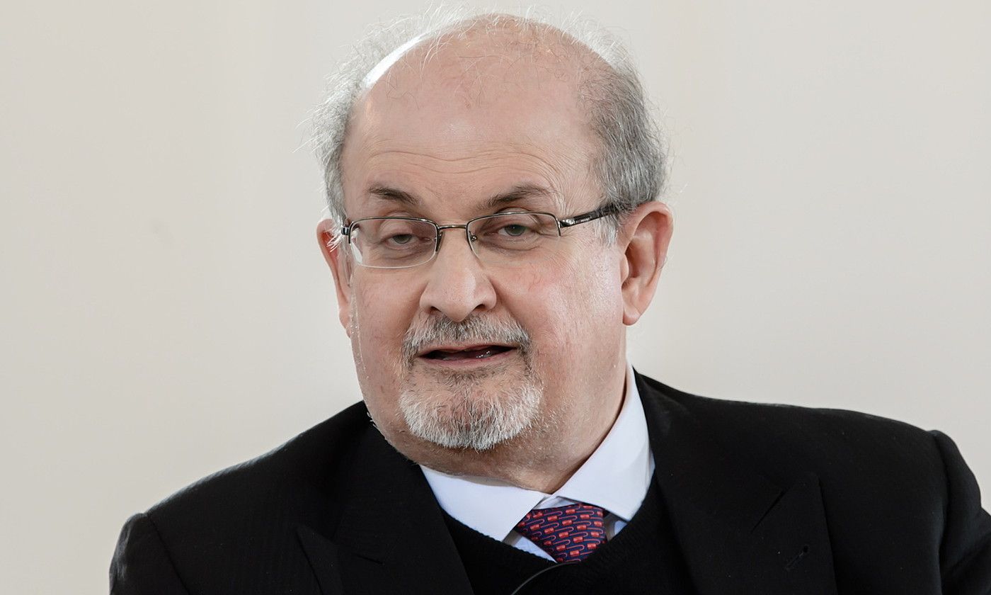 Salman Rushdie idazlea, 2017. urteko irudi batean. CLEMENS BILAN / EFE.