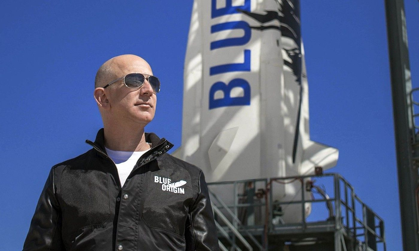 Jeff Bezosek Amazoneko buruzagitza utzi du; besteak beste, Blue Origin espazio bidaien enpresari denbora emateko. BLUE ORIGIN / EFE.
