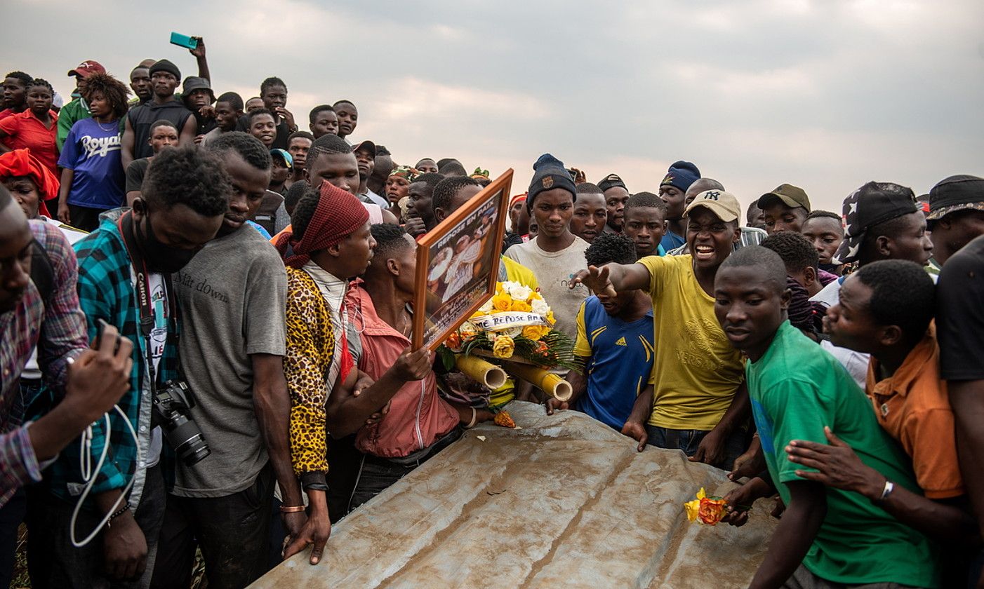 Monusco Nazio Batuen Kongoko Errepublika Demokratikorako misioaren kontrako protestetan hildako herritar baten hileta, aurreko astean. STR / EFE. Monusco Nazio Batuen Kongoko Errepublika Demokratikorako misioaren kontrako protestetan hildako herritar baten hileta, aurreko astean. STR / EFE.