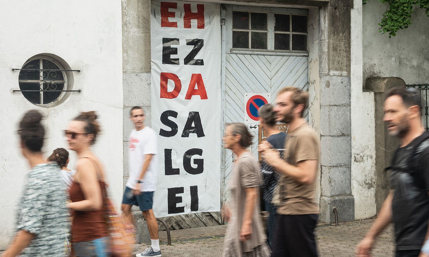 XEEK taldeak Maulen ezarri duen afixa bat, atzoko protestarako. G. FAUVEAU. XEEK taldeak Maulen ezarri duen afixa bat, atzoko protestarako. G. FAUVEAU.