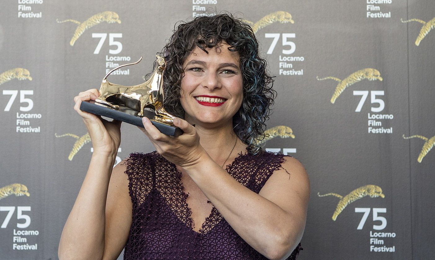 Julia Murat, atzo, Urrezko Lehoinabarra eskuetan duela. URS FLUEELER / EFE. Julia Murat, atzo, Urrezko Lehoinabarra eskuetan duela. URS FLUEELER / EFE.