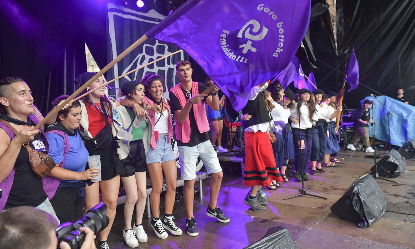 Piraten txupinazoa Bilgune Feministakoek bota zuten. Jendetza bildu zen atzo La Flamenka gunean. IDOIA ZABALETA / FOKU. Piraten txupinazoa Bilgune Feministakoek bota zuten. Jendetza bildu zen atzo La Flamenka gunean. IDOIA ZABALETA / FOKU.