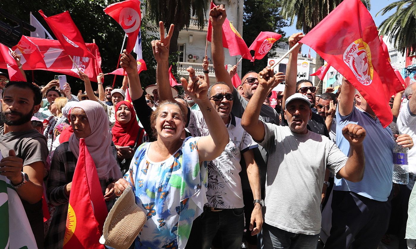UGTT sindikatuak antolatutako protesta bat, ekainean, Tunisen. M. MESSARA / EFE. UGTT sindikatuak antolatutako protesta bat, ekainean, Tunisen. M. MESSARA / EFE.