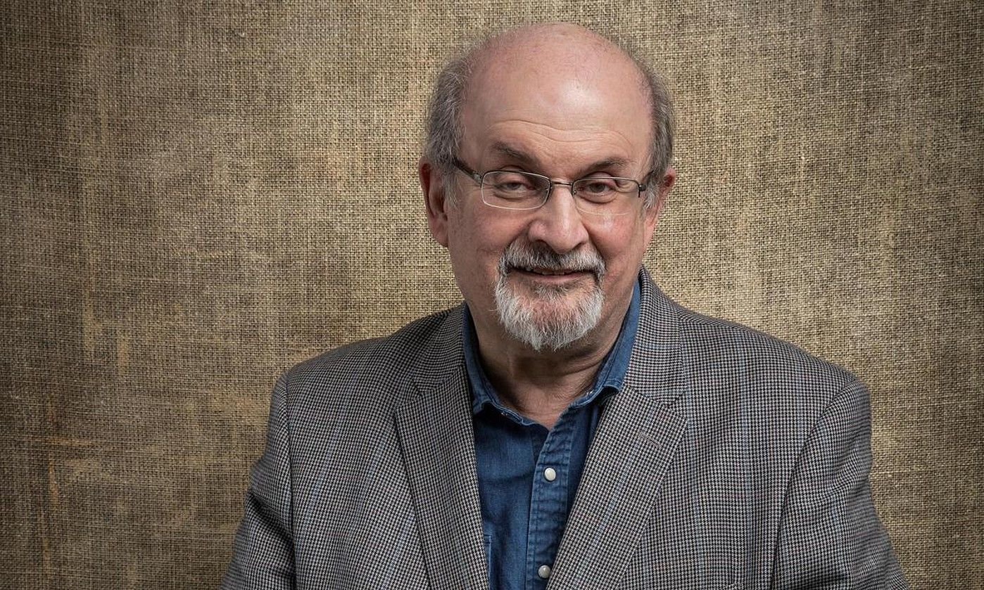 Salman Rushdie idazlea, 2020ko irudi batean. PAUL MUSSO / EFE.