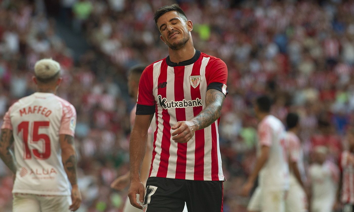 Yuri Berchiche, etsita, aukera bat huts egin ondoren. Athleticeko ezker hegaleko atzelariak zutoinera bota zuen baloia. MONIKA DEL VALLE / FOKU. Yuri Berchiche, etsita, aukera bat huts egin ondoren. Athleticeko ezker hegaleko atzelariak zutoinera bota zuen baloia. MONIKA DEL VALLE / FOKU.