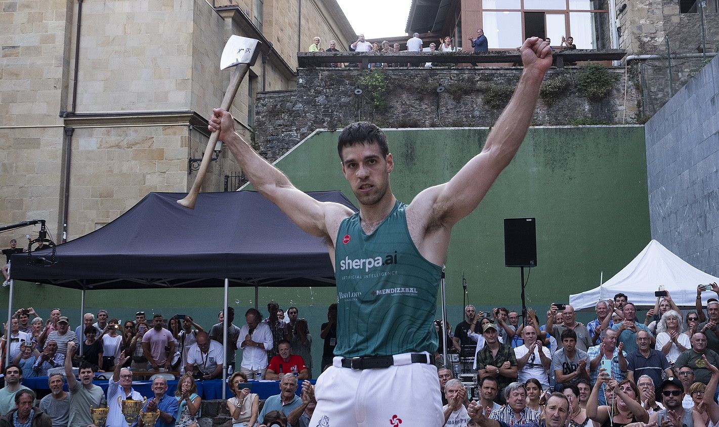 Julen Alberdi Txikia IV.a, garaipena ospatzen, herenegun. JON URBE / FOKU. Julen Alberdi Txikia IV.a, garaipena ospatzen, herenegun. JON URBE / FOKU.