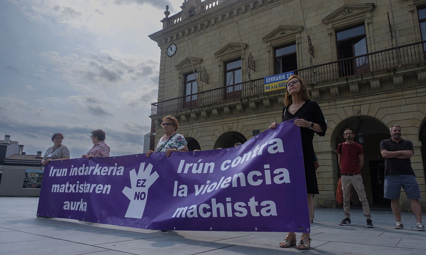 Irunen izandako sexu erasoa salatzeko elkarretaratzea, atzo. JON URBE / FOKU. Irunen izandako sexu erasoa salatzeko elkarretaratzea, atzo. JON URBE / FOKU.