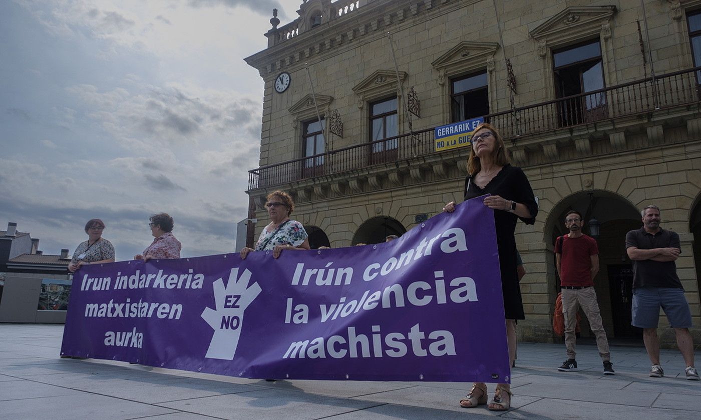 Irunen izandako sexu erasoa salatzeko elkarretaratzea, atzo. JON URBE / FOKU.