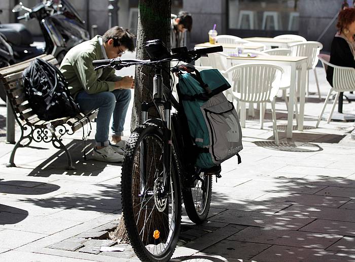 Deliveroo enpresa banatzailearen bizikleta bat, artxiboko irudi batean. CARLOS PEREZ / EFE