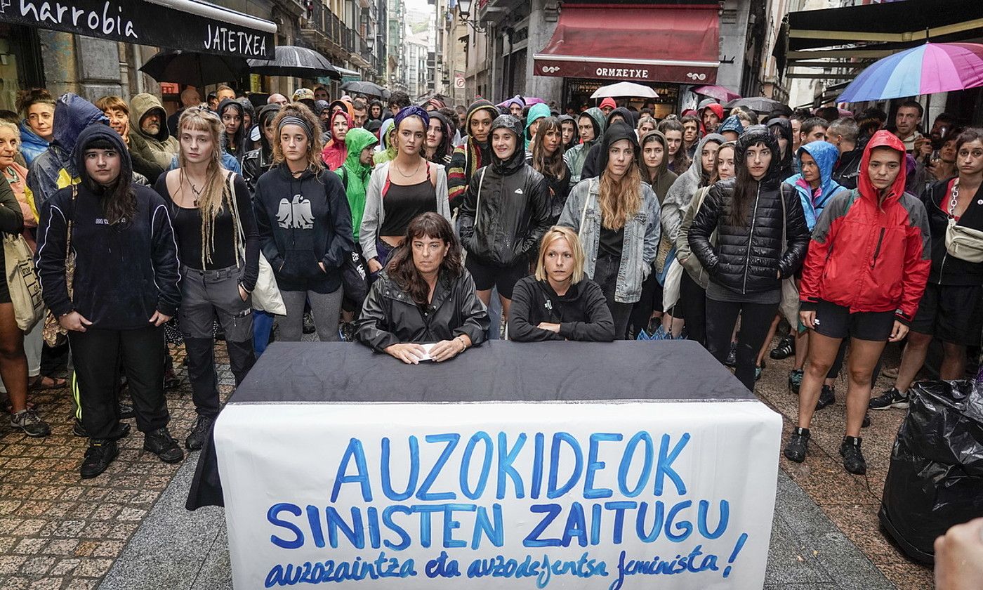 Bilboko Alde Zaharreko zenbait bizilagunen agerraldia, atzo. MARISOL RAMIREZ / FOKU. Bilboko Alde Zaharreko zenbait bizilagunen agerraldia, atzo. MARISOL RAMIREZ / FOKU.