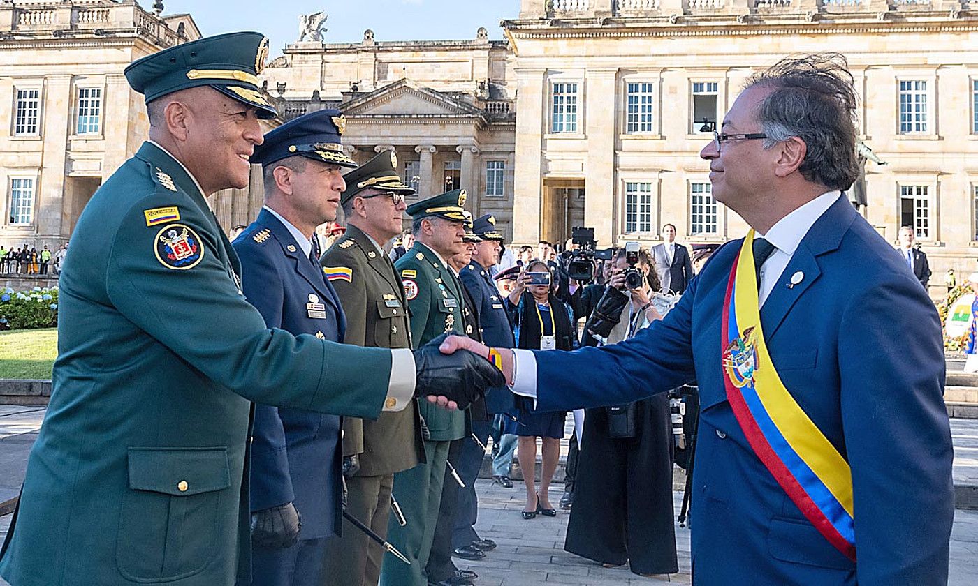 Gustavo Petro Kolonbiako presidentea (eskuinean) herrialdeko kupula militarra agurtzen, abuztuaren 8an, Bogotan. EFE. Gustavo Petro Kolonbiako presidentea (eskuinean) herrialdeko kupula militarra agurtzen, abuztuaren 8an, Bogotan. EFE.