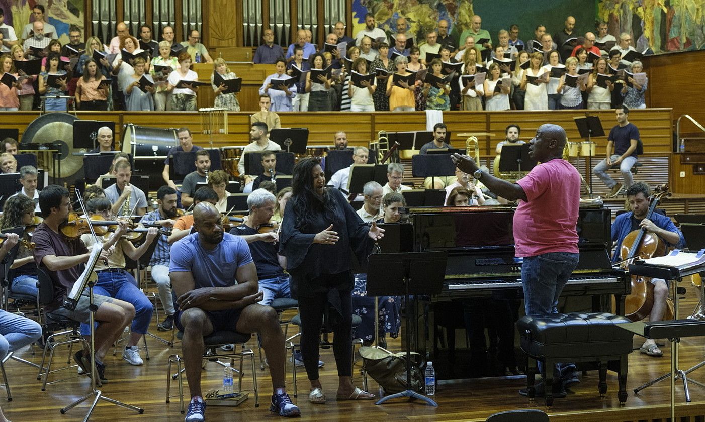 Euskadiko Orkestra Wayne Marshallen zuzendaritzapean, atzo, orkestraren egoitzan egindako entseguan. JON URBE / FOKU.