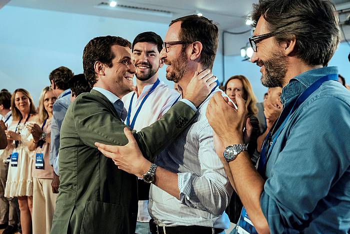 ablo Casado PPko presidentea, Javier Maroto eta Iñaki Oiartzabal Gaseizen, larunbatean. JON RODRIGUEZ BILBAO / EFE