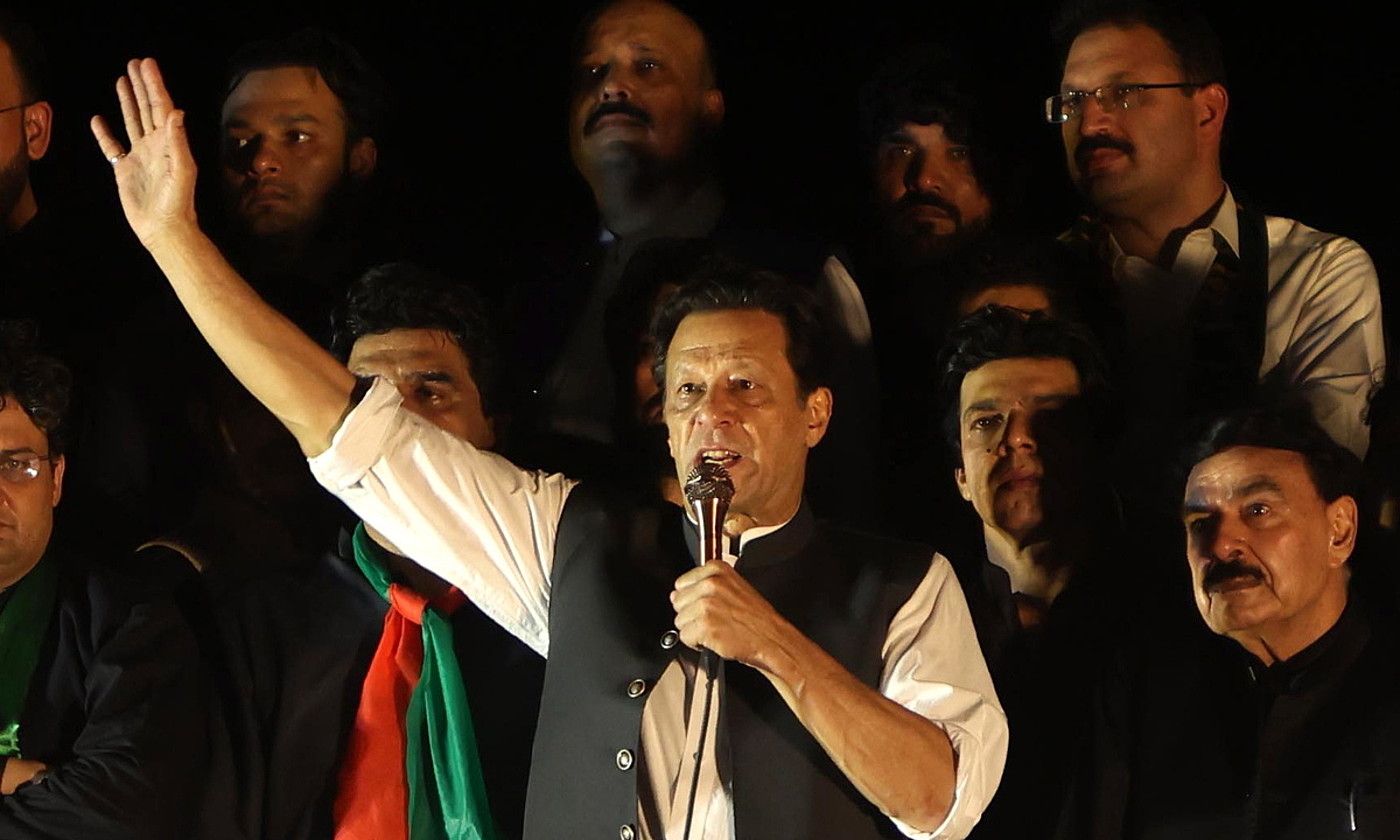 Imran Khan, Pakistango lehen ministro izandakoa, larunbatean Islamabaden egindako manifestazioaren amaieran. SOHAIL SHAHZAD / EFE.