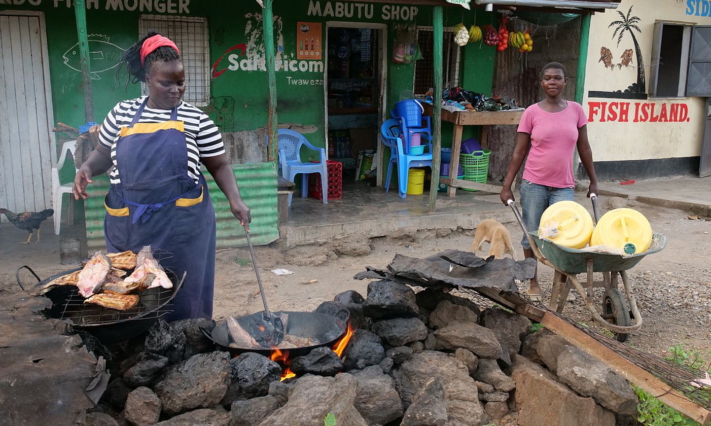 Mauren eta Mama, Gogo Kampiko (Kenya) bi emakume, janaria prestatzen. OSKAR EPELDE JULDAIN.