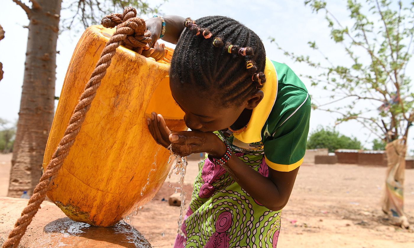 Haur bat ura biltzen Burkina Fasoko herri batean. FRANK DEJONGH / UNICEF.