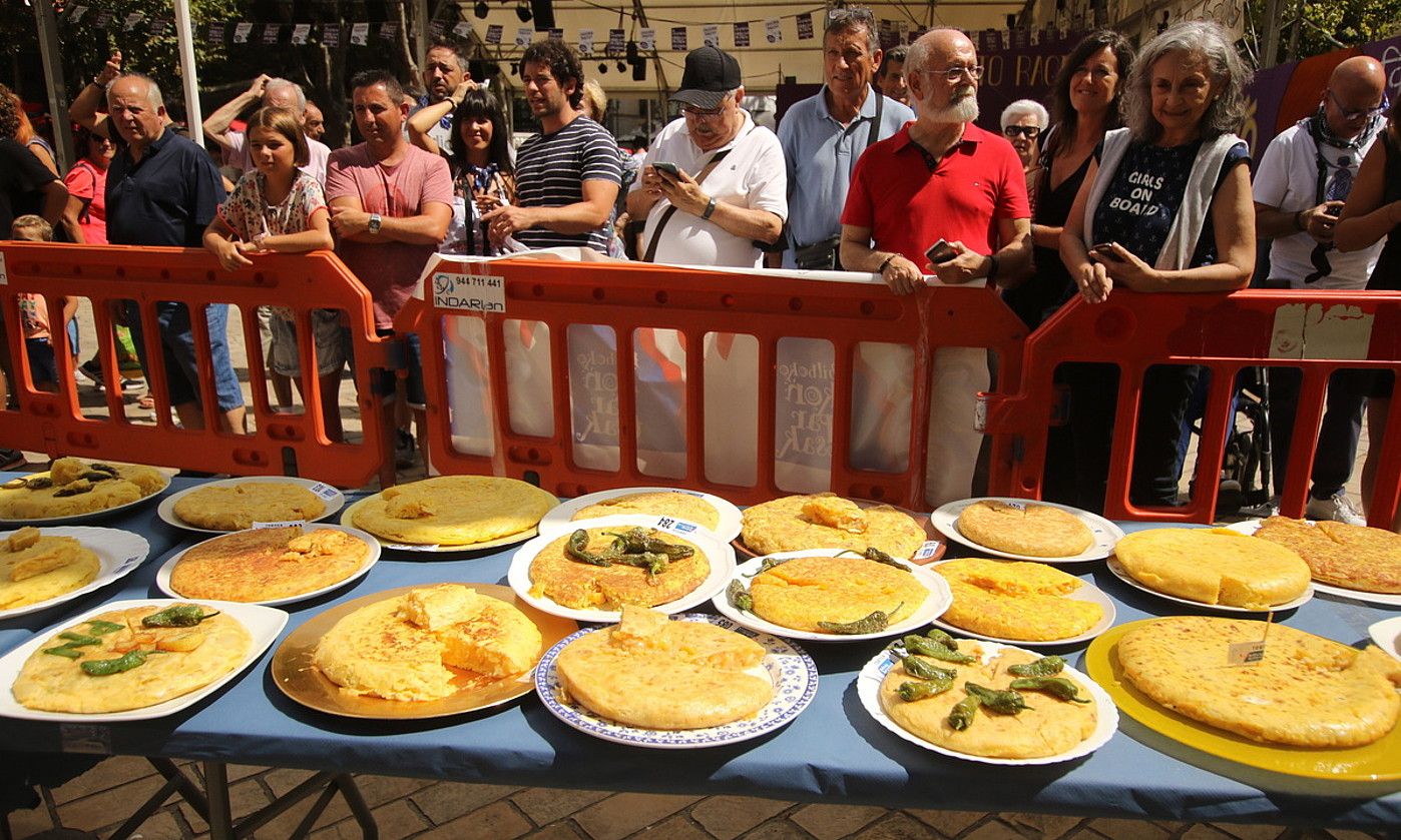 1. Ehunka tortilla. Aurten, 420 arrautzopil aurkeztu dira lehiaketara, eta Abusu ikastolako Zazpikale taldearenak irabazi du. OSKAR MATXIN EDESA / FOKU. 1. Ehunka tortilla. Aurten, 420 arrautzopil aurkeztu dira lehiaketara, eta Abusu ikastolako Zazpikale taldearenak irabazi du. OSKAR MATXIN EDESA / FOKU.