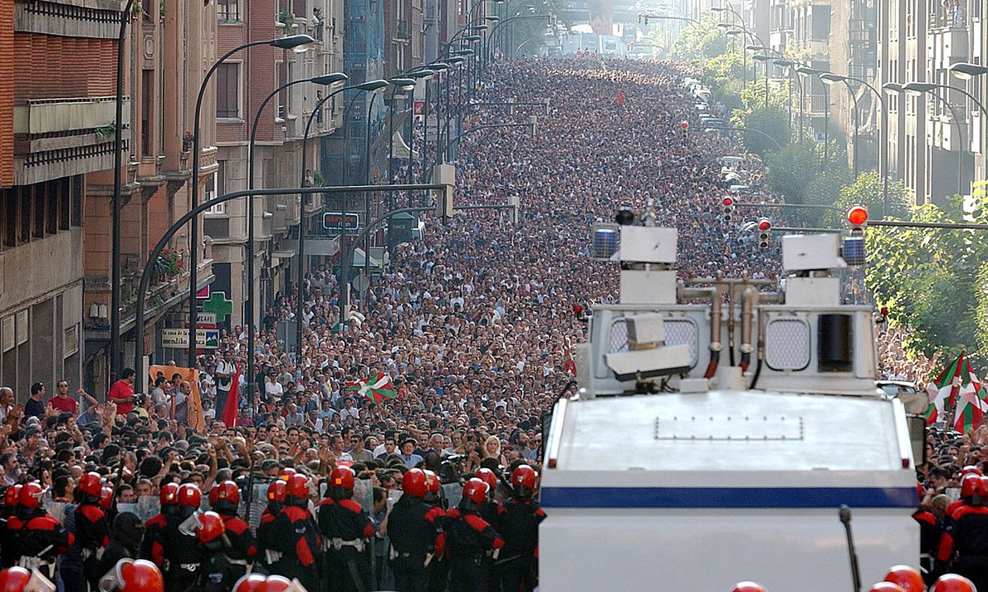 Milaka lagun Bilbon, Batasunaren jarduna eten eta gutxira egindako manifestazioan. JON HERNAEZ / ARGAZKI PRESS.