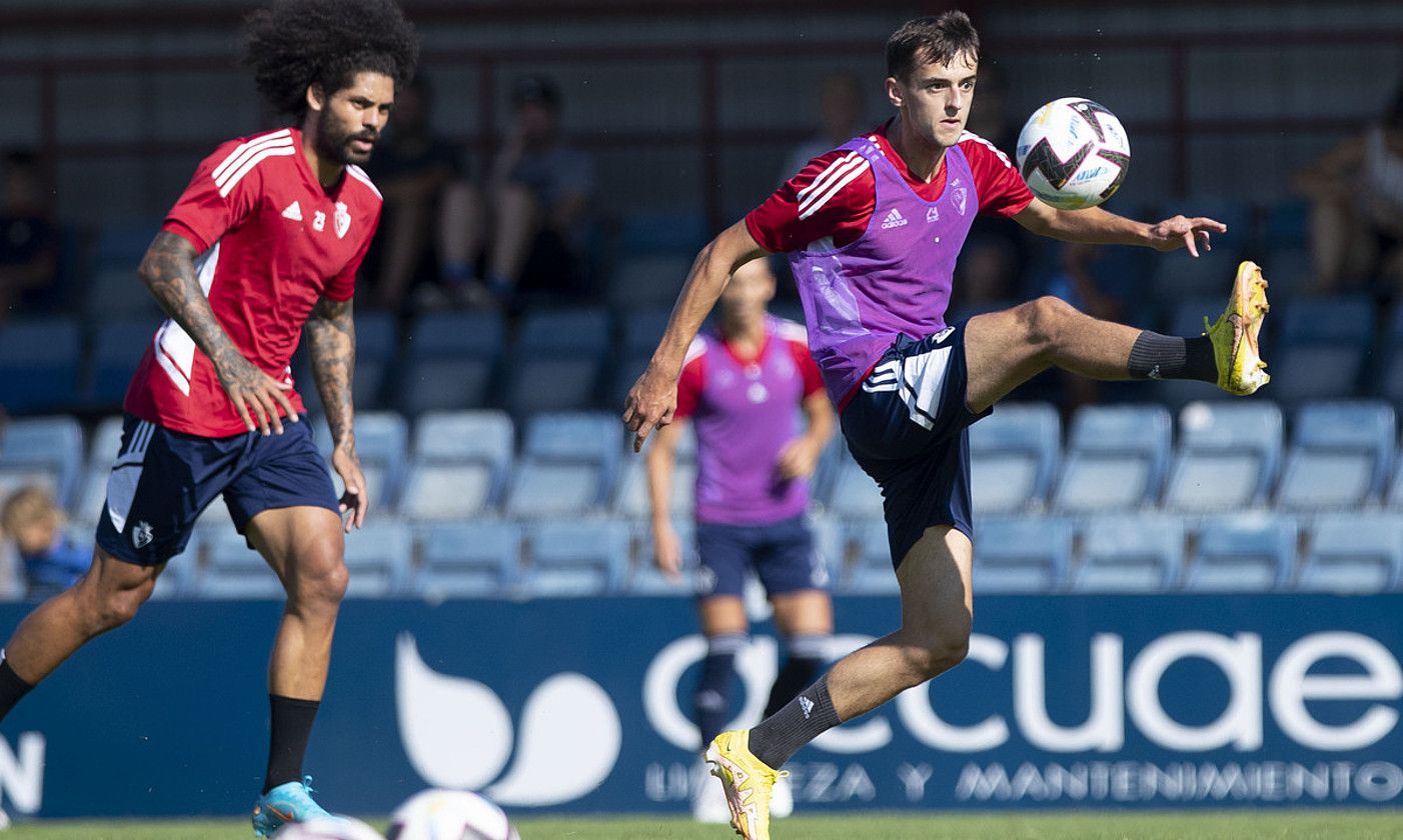 Aimar Oroz, baloia bere egin nahian, herenegun, Taxoaren egindako entrenamenduan. MIKEL SAIZ / OSASUNA.