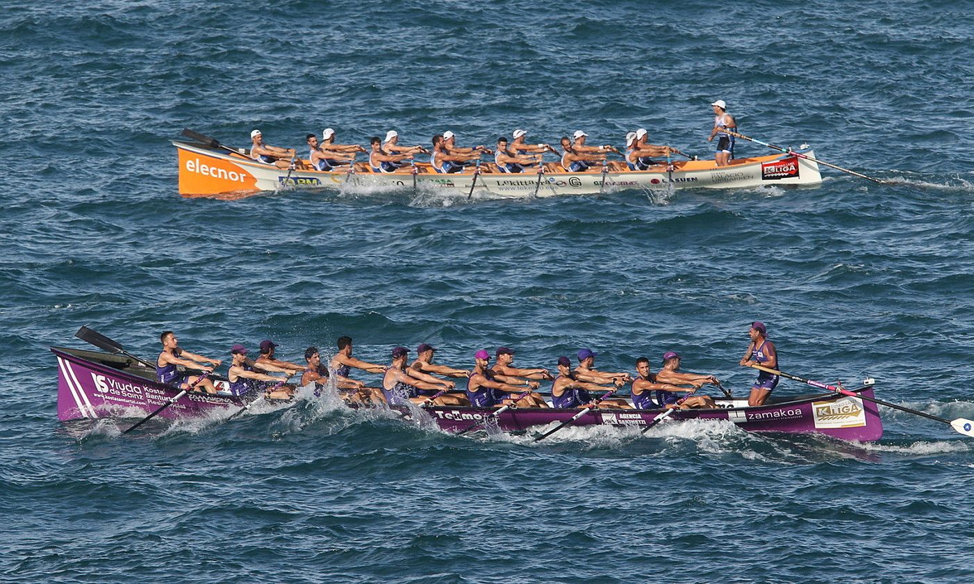 Santurtziko Sotera trainerua eta Isuntzako Lekittarra ontzia, kanporanzko luzean, Zarauzko estropadako lehen jardunaldian. OSCAR MATXIN EDESA / FOKU.