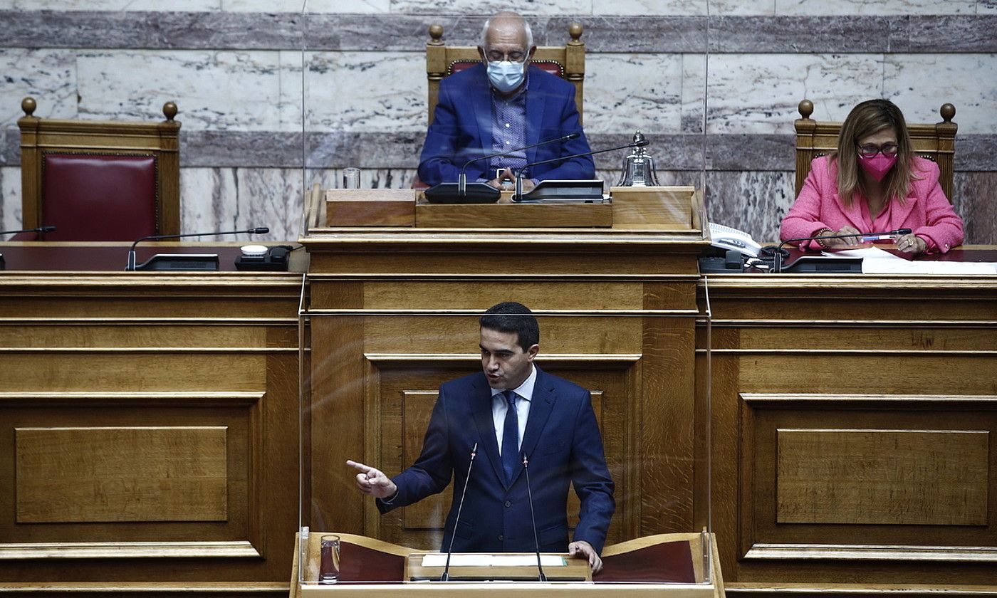 Pasok-KINAL aliantzaren talde parlamentarioko buruzagi Michalis Katrinis, atzo, parlamentuan. EPA / EFE. Pasok-KINAL aliantzaren talde parlamentarioko buruzagi Michalis Katrinis, atzo, parlamentuan. EPA / EFE.