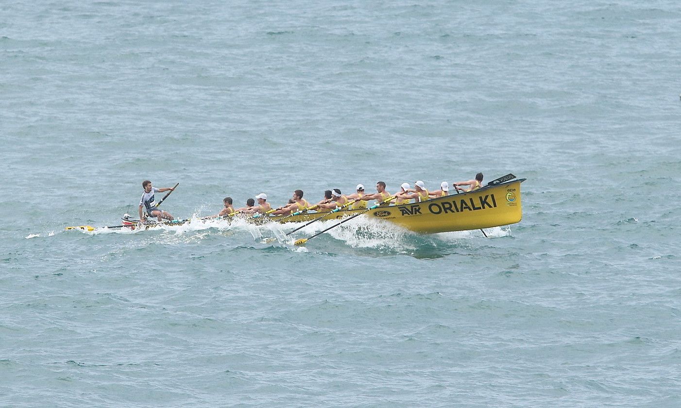 Orioko trainerua, branka itsasotik erabat altxatuta, Zarauzko Ikurrinaren lehen jardunaldian. OSKAR MATXIN EDESA / FOKU.