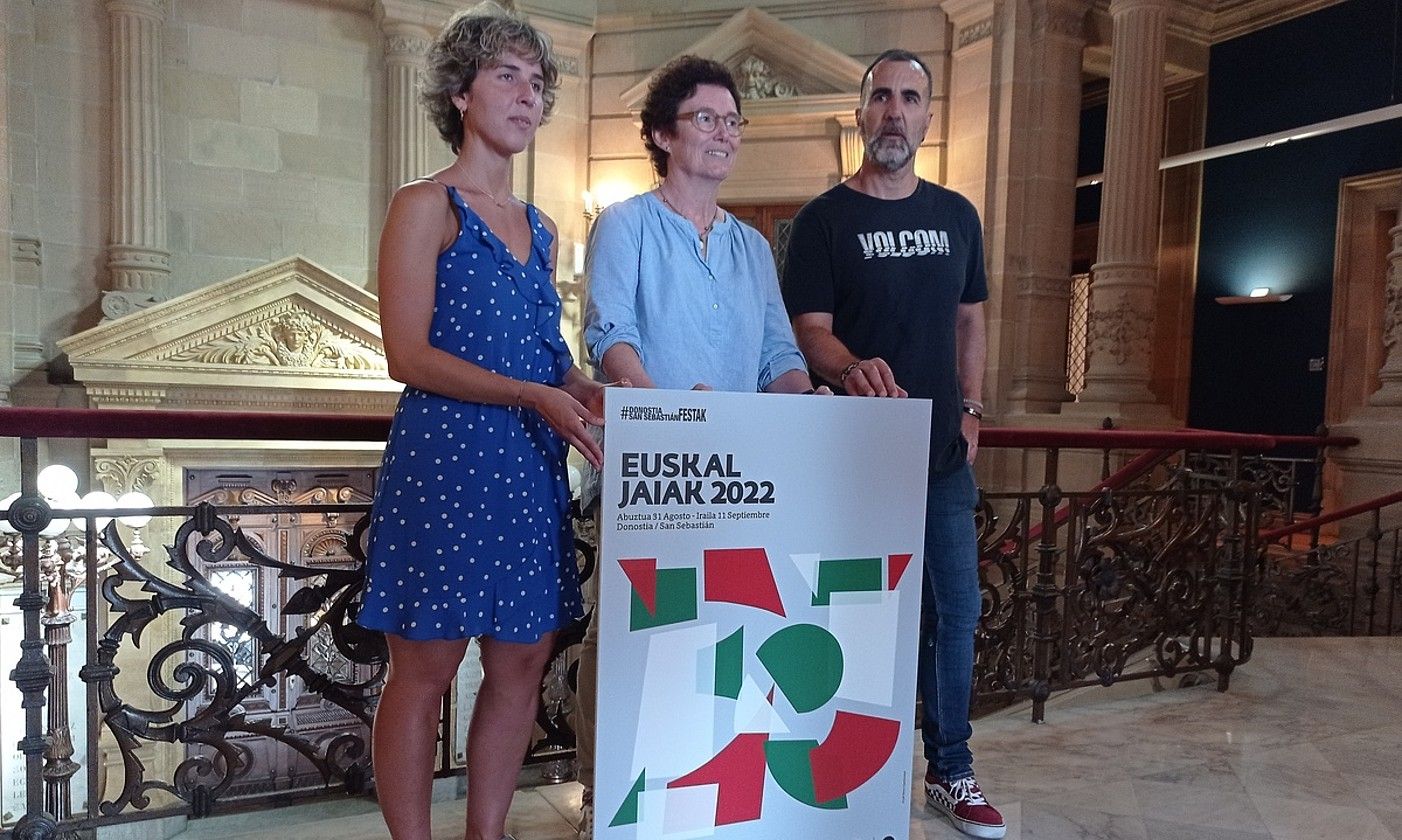 Olatz Mitxelena, Nekane Arzallus eta Angel Blanco Donostiako 2022ko euskal jaien aurkezpenean. JOSEBA ARRATIBEL LADRON. Olatz Mitxelena, Nekane Arzallus eta Angel Blanco Donostiako 2022ko euskal jaien aurkezpenean. JOSEBA ARRATIBEL LADRON.