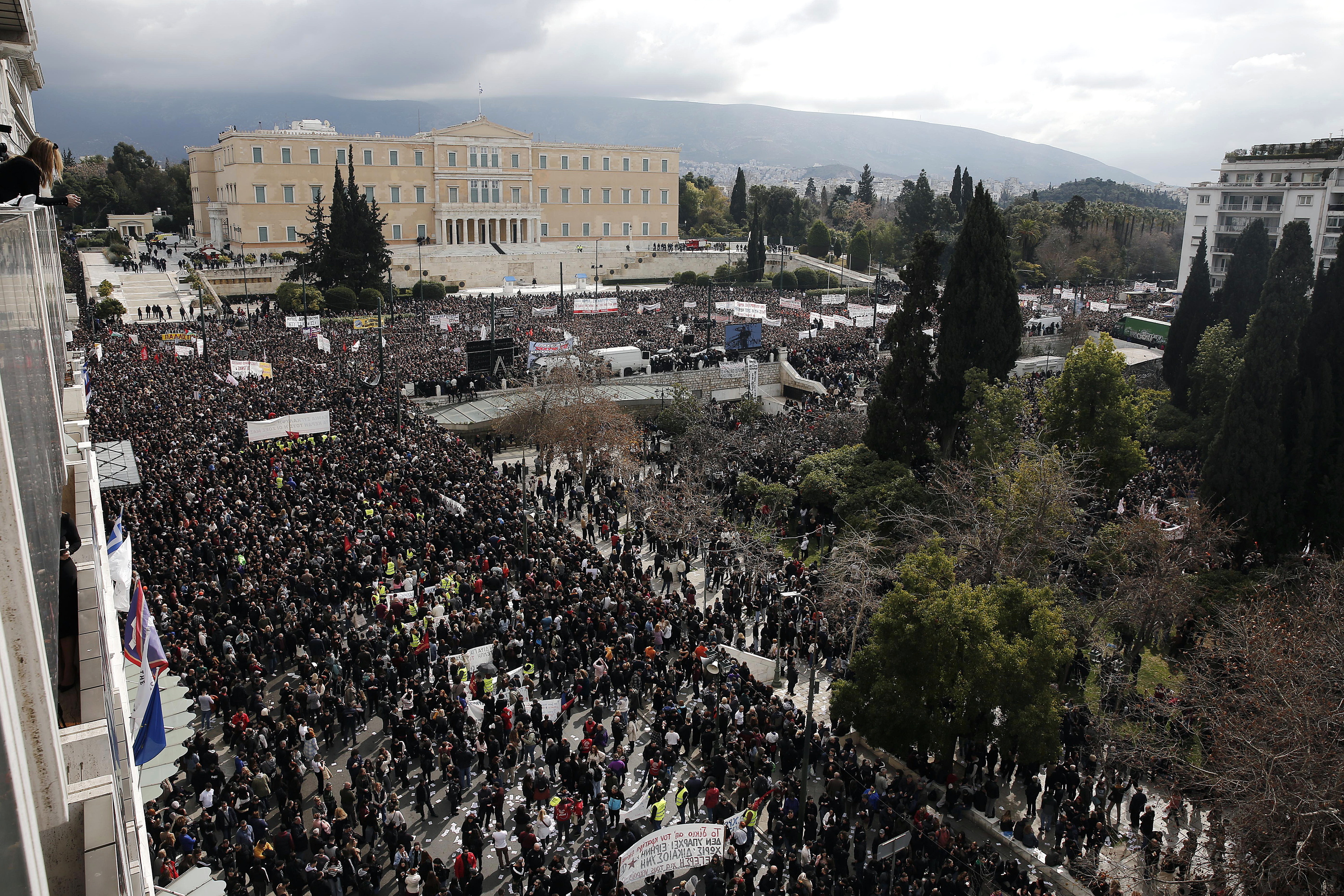 Milaka manifestari protestan, gaur, Greziako Parlamentuaren aurrean. YANNIS KOLESIDIS / EFE