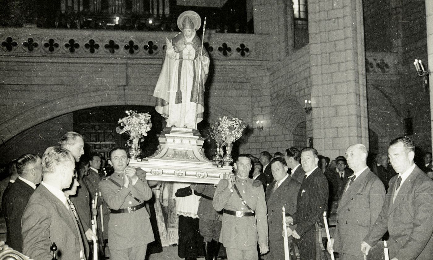 Arabako Batzar Nagusiek Aguraingo (Araba) San Juan elizan egindako prozesioa, 1959an. PHOTO.ARABA.EUS.