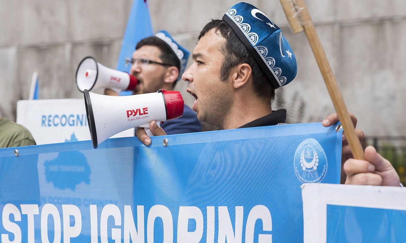 Uigurren egoera salatzeko iragan uztailean egindako protesta bat, New Yorken (AEBak), NBEren egoitzaren aurrean. JUSTIN LANE / EFE.