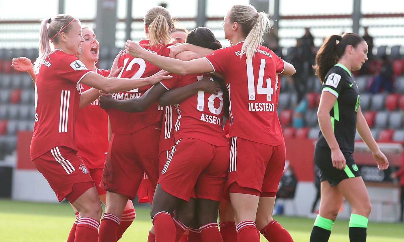 Bayern Municheko jokalariak gol bat ospatzen. ALEXANDER HASSENSTEIN.