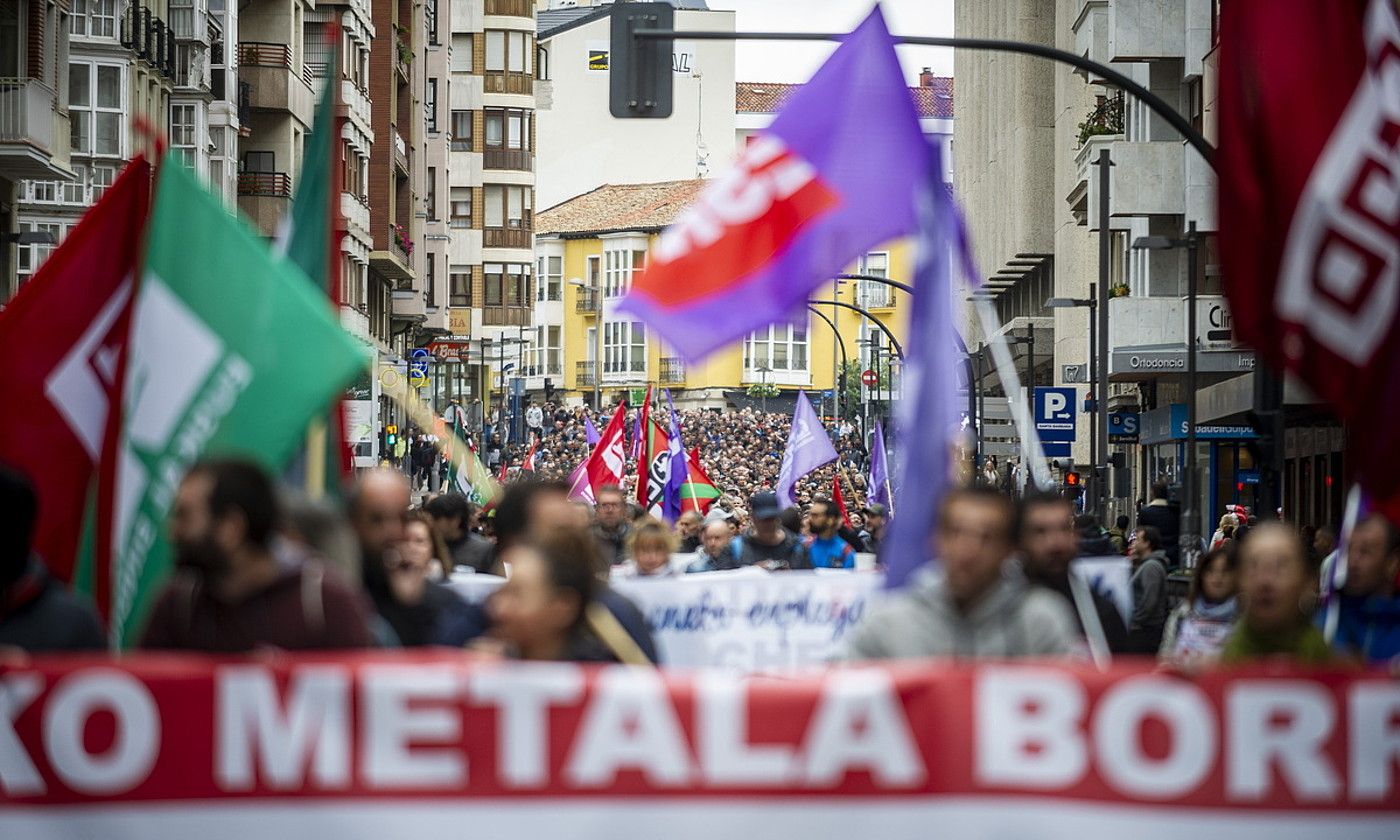 Maiatzean eta ekainean protesta jendetsuak egin zituzten, hitzarmen «duina» eskatzeko. Irudian, Gasteizen egin zuten manifestazio bat. JAIZKI FONTANEDA / FOKU.