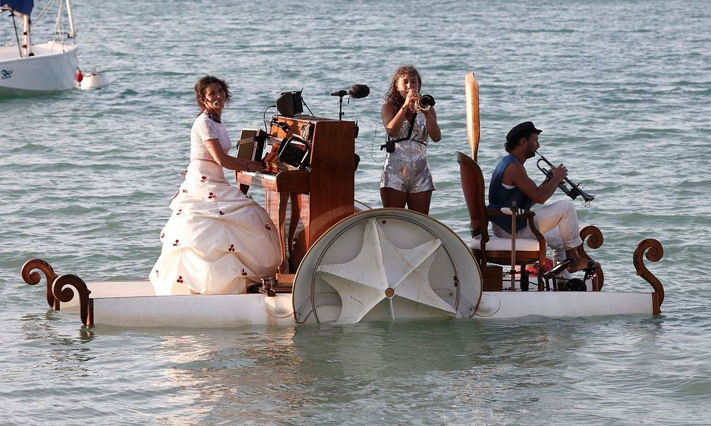 Nafarroan, Allozko urtegian, iaz, Le Piano du Lac-ek egindako emanaldia. JESUS DIGES / EFE. Nafarroan, Allozko urtegian, iaz, Le Piano du Lac-ek egindako emanaldia. JESUS DIGES / EFE.